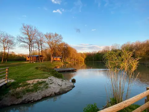 Parc et étang au calme dans un domaine de gîtes en Sologne près de Chambord