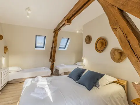 Chambre familiale Balbuzard avec lit double et deux lits simples près de Chambord
