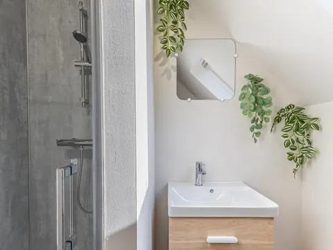 Salle d’eau de la chambre Balbuzard avec douche et vasque