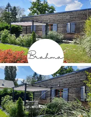 Salon du gîte Brahma avec canapé et accès terrasse, vue sur les piscines chauffées à Crouy-sur-Cosson