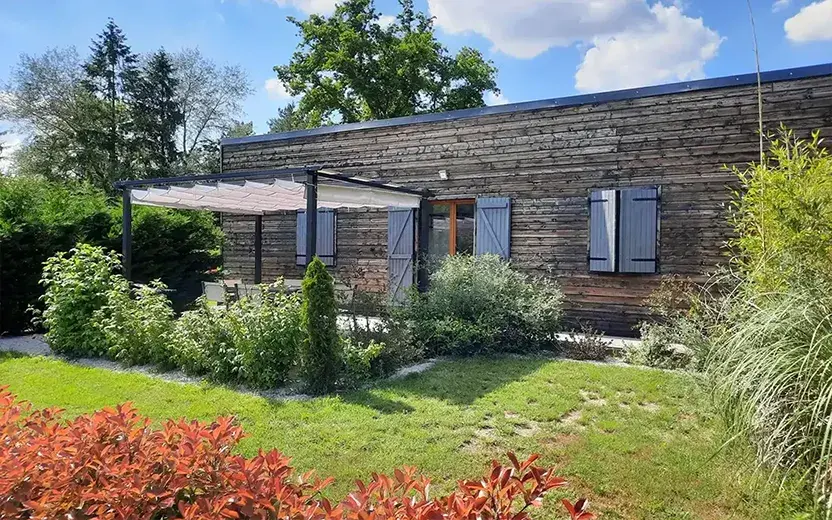 Gîte Brahma - terrasse avec salon de jardin et vue sur les 2 piscines chauffées à Crouy-sur-Cosson, près de Chambord
