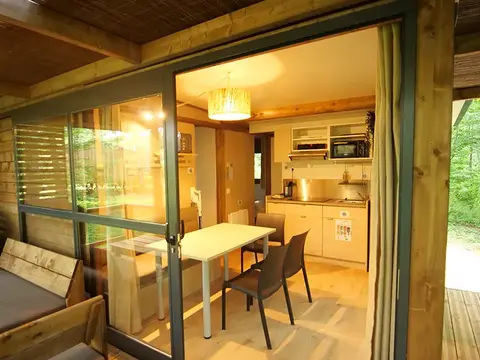 Salon du chalet Acacia avec 2 baies vitrées d’angle, chalet familial en Sologne près de Chambord