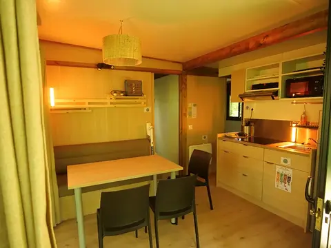 Cuisine équipée du chalet Acacia à Crouy-sur-Cosson, hébergement 5 couchages