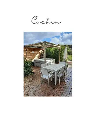Terrasse du gîte Cochin avec spa privatif près de Chambord
