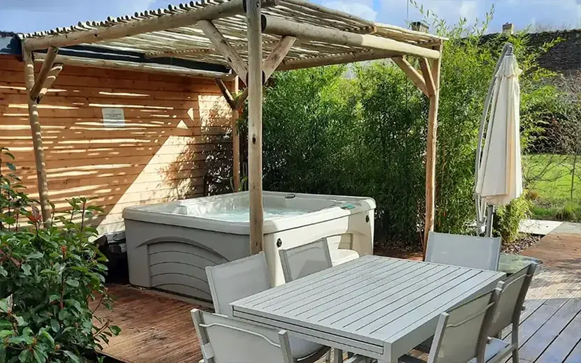 Gîte Cochin - terrasse avec spa privatif 5 places et vue sur les piscines