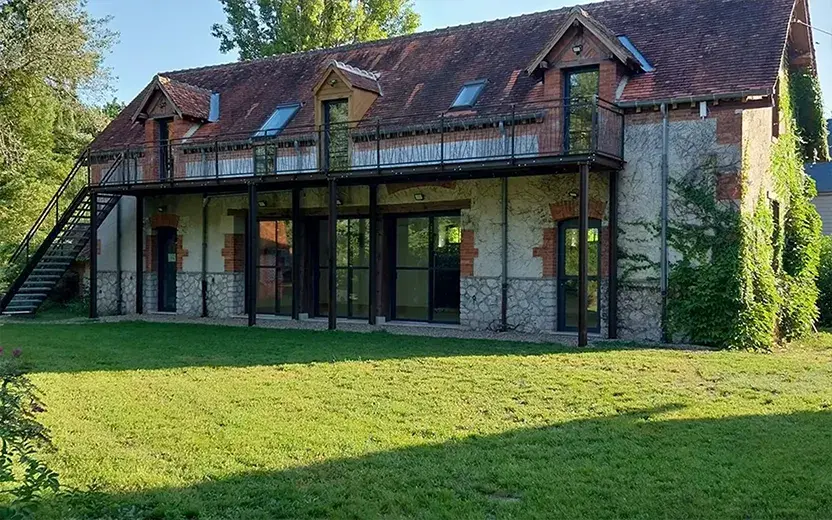 Gîte de groupe Étang des Oiseaux, deux bâtiments dans un parc avec étang près de Chambord