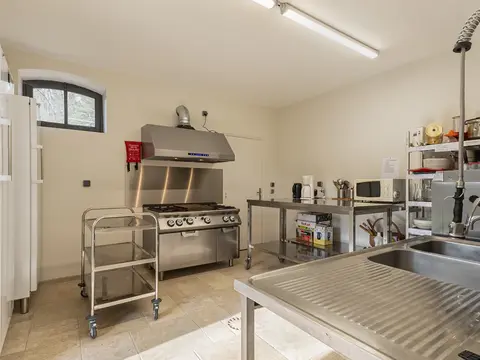 Cuisine professionnelle équipée du gîte de groupe Étang des Oiseaux