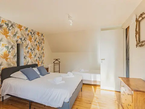 Chambre familiale du gîte de groupe avec lit double et lit simple