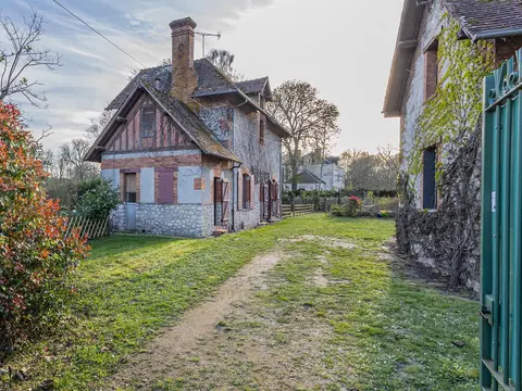 Accès extérieur et bâtiments du gîte de groupe Étang des Oiseaux à Crouy-sur-Cosson