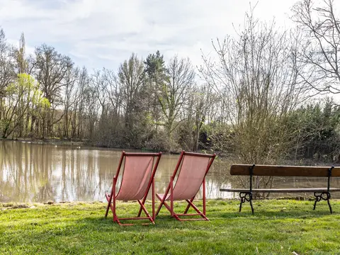 Transats au bord de l’étang du gîte de groupe en Sologne près de Chambord