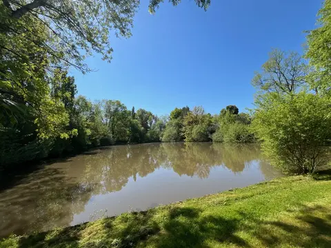 Étang privé dans le parc boisé du gîte de groupe Étang des Oiseaux