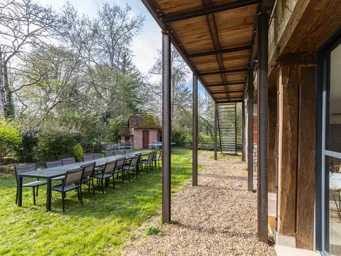 Grande table extérieure pour les repas de groupe à l’Étang des Oiseaux
