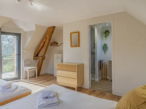 Chambre Guifette avec accès balcon et salle d’eau privée dans le gîte de groupe