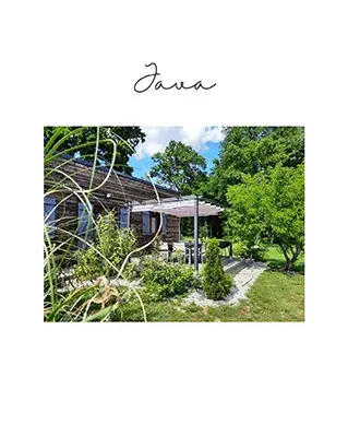 Terrasse du gîte Java avec salon de jardin et accès aux piscines chauffées près de Chambord