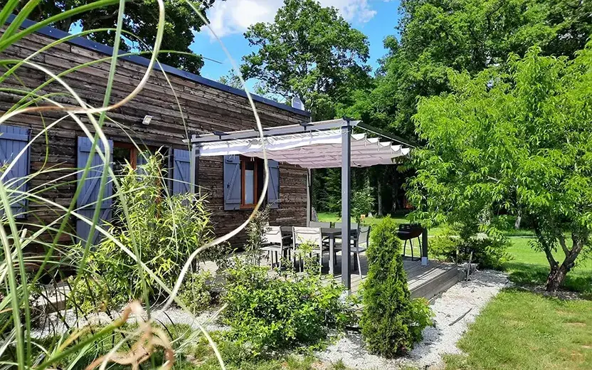Gîte Java - terrasse et accès aux piscines chauffées