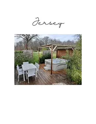 Terrasse du gîte Jersey avec jacuzzi privatif près de Chambord