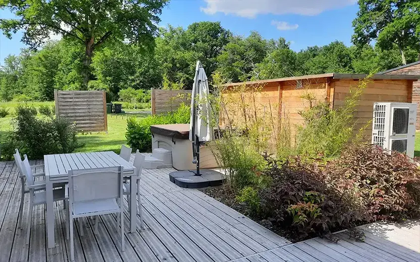 Gîte Jersey - terrasse avec jacuzzi privatif et accès domaine