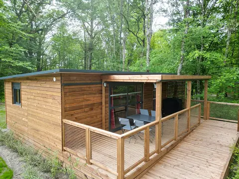 Salon du chalet PMR Merisier avec accès terrasse de plain-pied, hébergement accessible près de Chambord