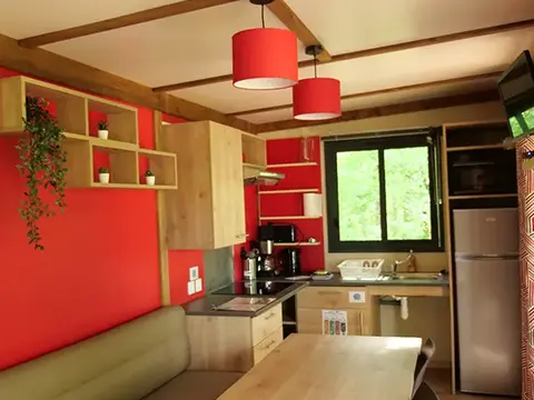 Chambre parentale du chalet PMR Merisier avec lit double 160 et douche XL en suite