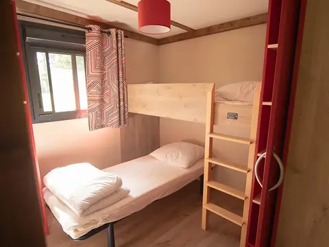 Salle de bain PMR homologuée du chalet Merisier avec barre d’appui et WC adapté