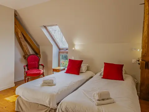 Seconde chambre communicante de la suite Pic Épeiche avec deux lits simples