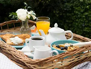 Panier petit-déjeuner livré sur terrasse près de Chambord
