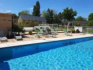 Piscines chauffées et terrasse au domaine des Poulardières