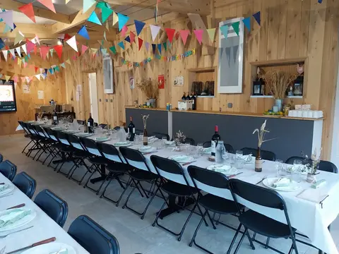 Salle préparée pour mariage et réception familiale en Sologne