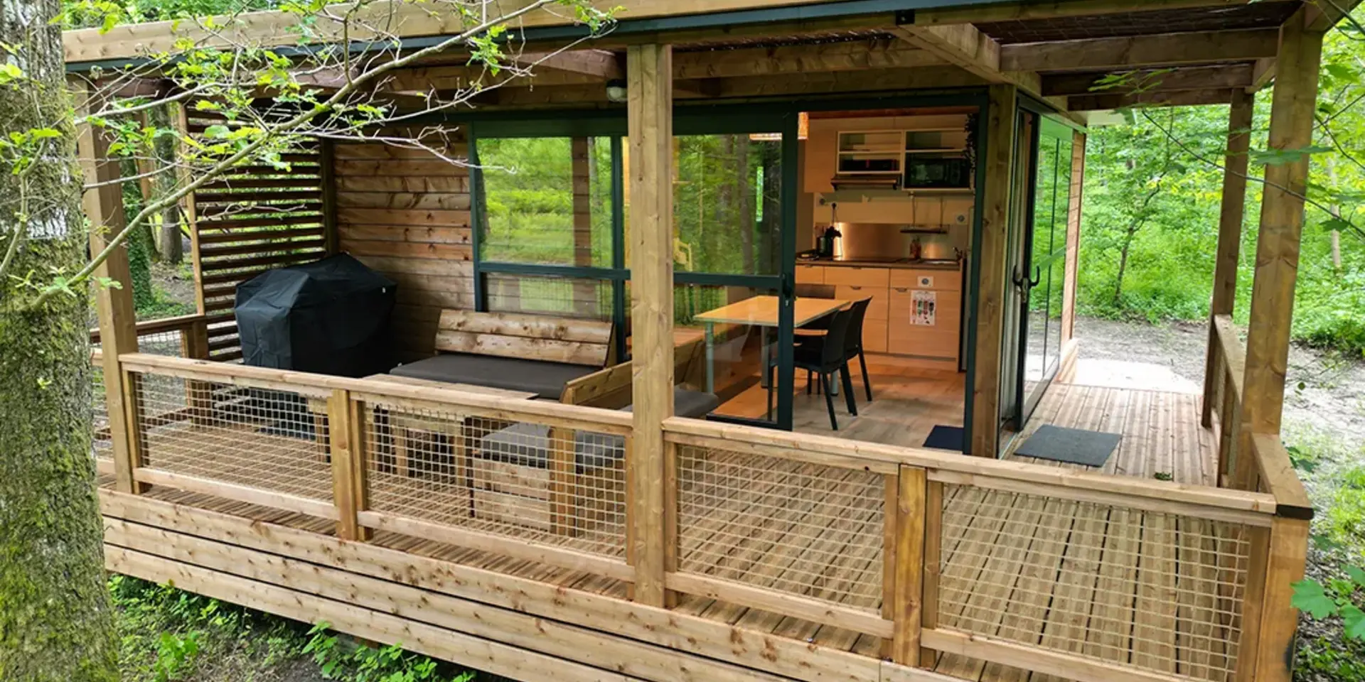 Chalet bois Acacia à La Ferme des Poulardières, terrasse 18 m² et baies vitrées d’angle