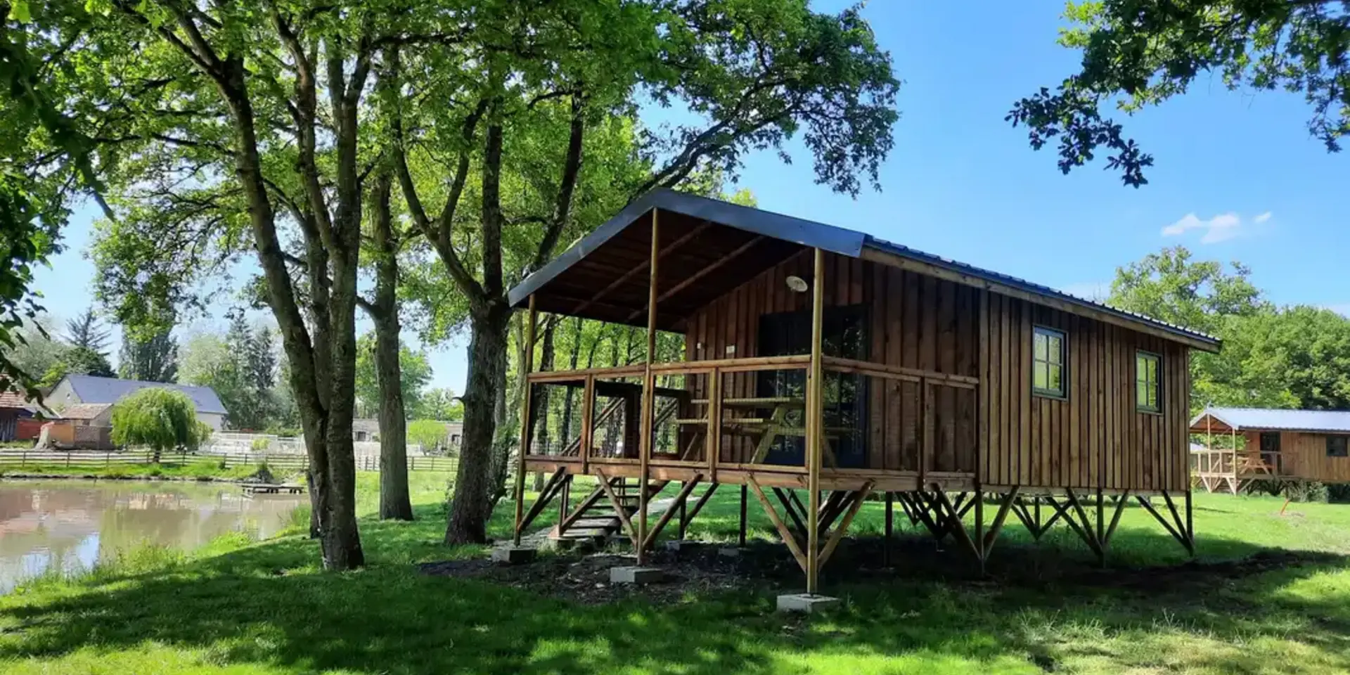 Lodges en bois sur pilotis à La Ferme des Poulardières, à 8 km de Chambord